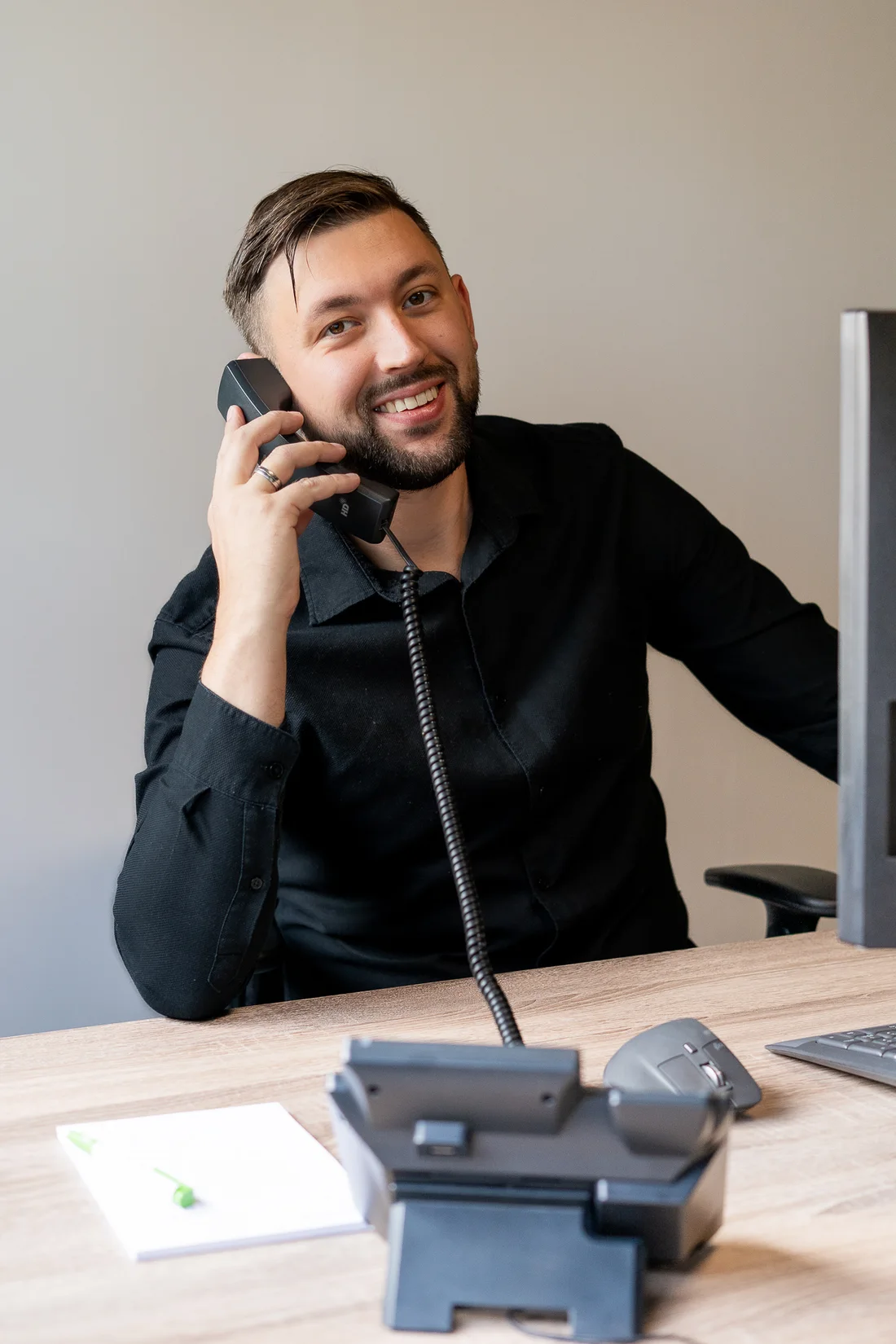 Sin-Ergy-specialist tijdens een telefoongesprek
