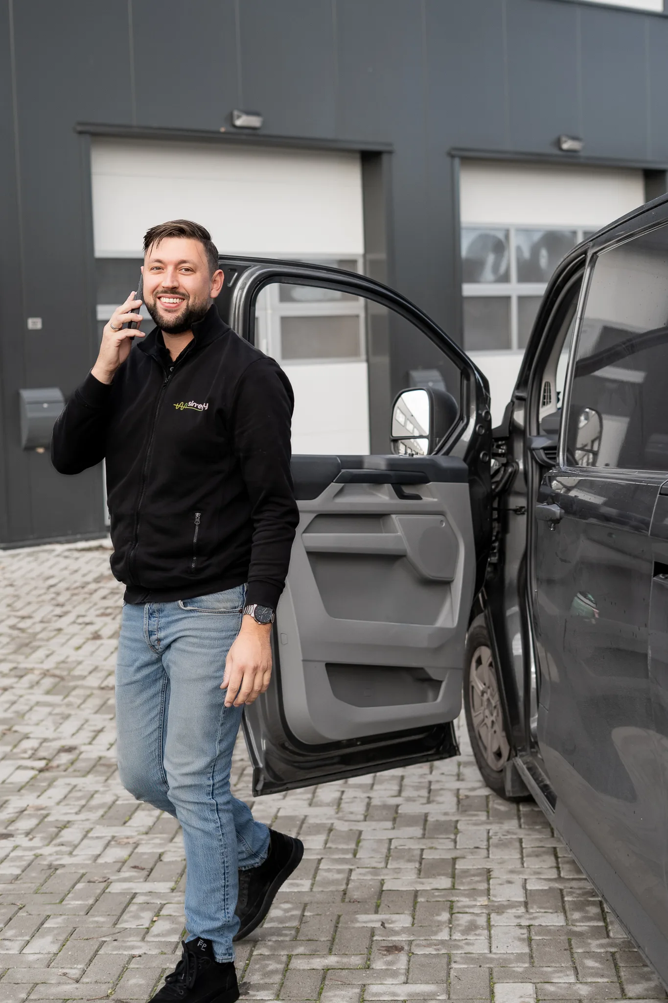 Sin-Ergy-specialist bij een servicewagen voor direct technisch contact