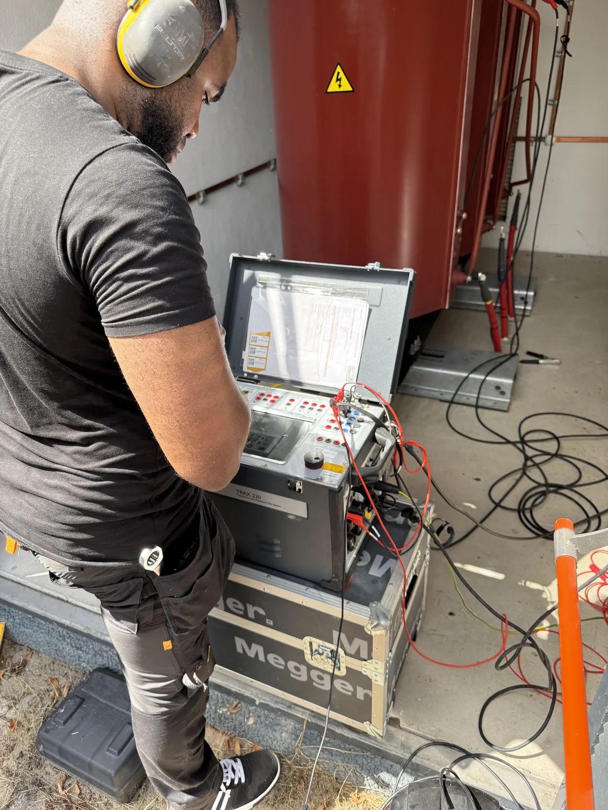 Technicus voert een elektrische test uit aan een transformator