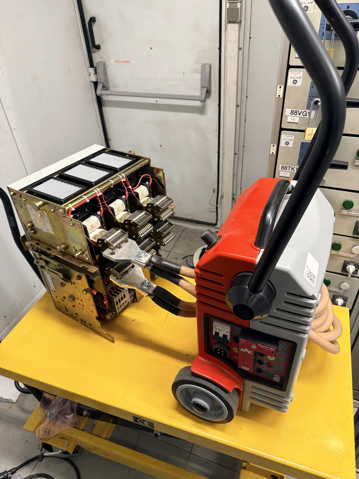 Vermogensschakelaar aangesloten op testapparatuur voor elektrische beproeving